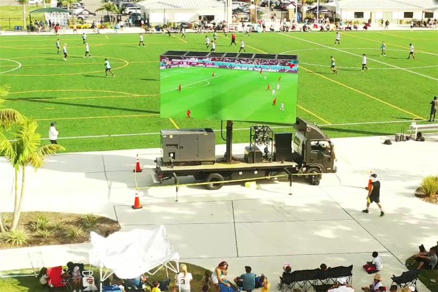 El tráiler con pantalla LED de doble cara ofrece una imagen maravillosa del partido de fútbol de la Copa de Europa-1