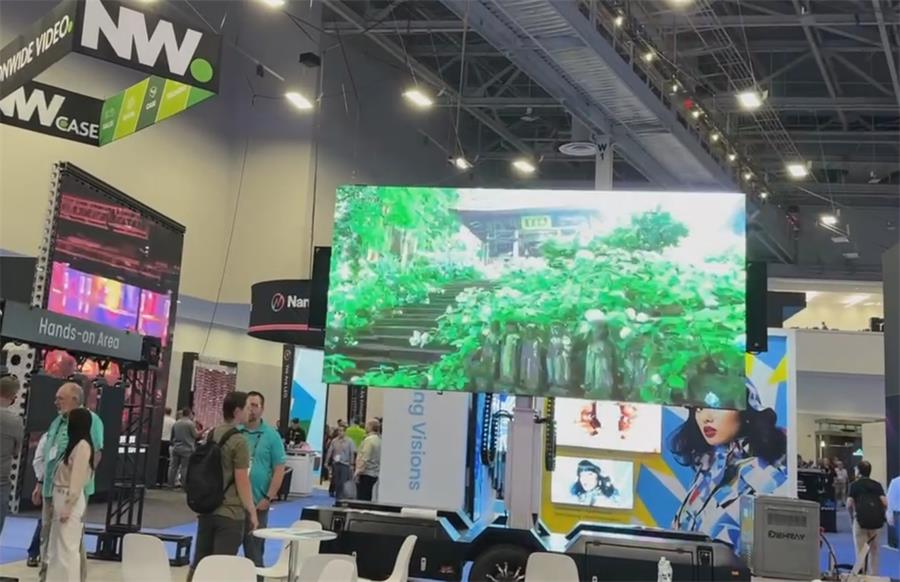 LED priekabos šviečia Infocomm parodoje JAV-2