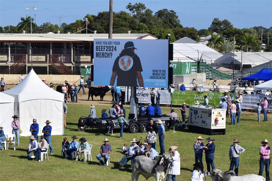 Ko te tauaru LED nui e whakatairanga ana i te whakaaturanga "BeefAustralia" i Ahitereiria-1