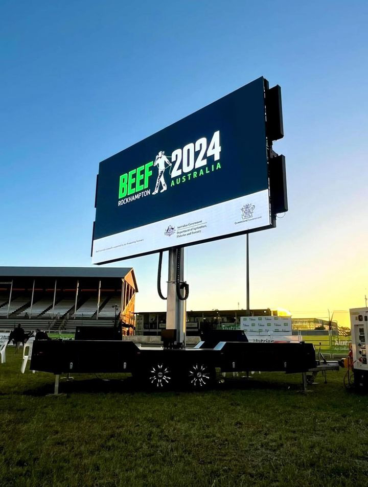 LED trailer handiak "BeefAustralia" ikuskizuna sustatzen du Australian